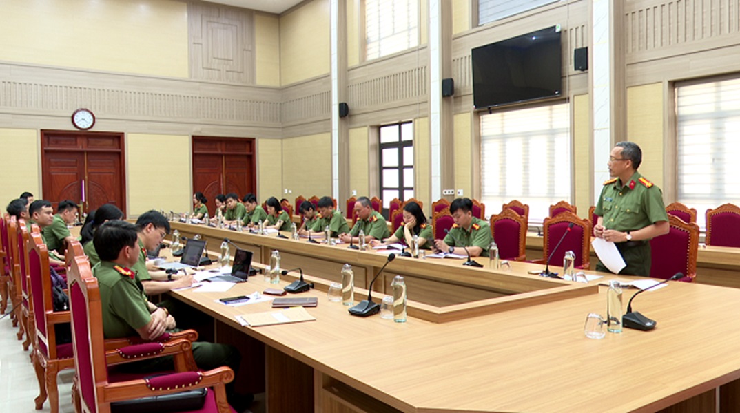 Thượng tá Vũ Khắc Hội, Chánh Thanh tra Công an tỉnh phát biểu tại Hội nghị. Thượng tá Vũ Khắc Hội, Chánh Thanh tra Công an tỉnh phát biểu tại Hội nghị.