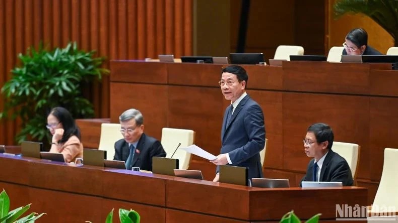 Bộ trưởng Khoa học và Công nghệ Nguyễn Mạnh Hùng phát biểu giải trình, làm rõ một số vấn đề đại biểu Quốc hội nêu. (Ảnh: BÙI GiANG)