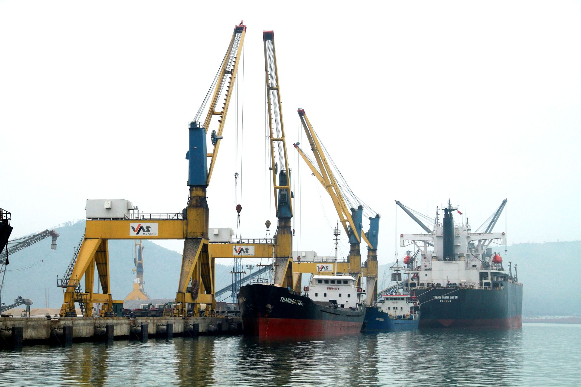 Bốc xếp hàng hóa tại cảng Nghi Sơn, tỉnh Thanh Hóa