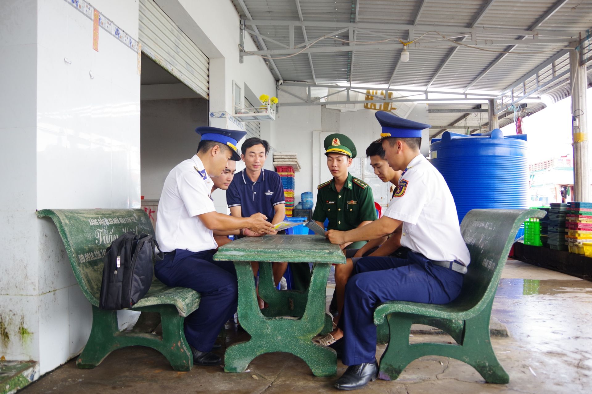 Cán bộ Hải đoàn 42 đã thực hiện tuyên truyền theo phương châm “Gõ cửa từng nhà, đến từng cảng cá”.