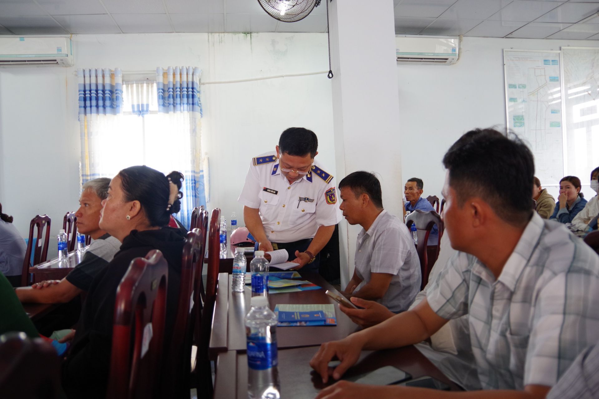 Cán bộ Hải đoàn 42 phát tờ rơi tuyên truyền, phổ biến các quy định về chống khai thác IUU và công tác phòng, chống tội phạm ma túy cho ngư dân (1)