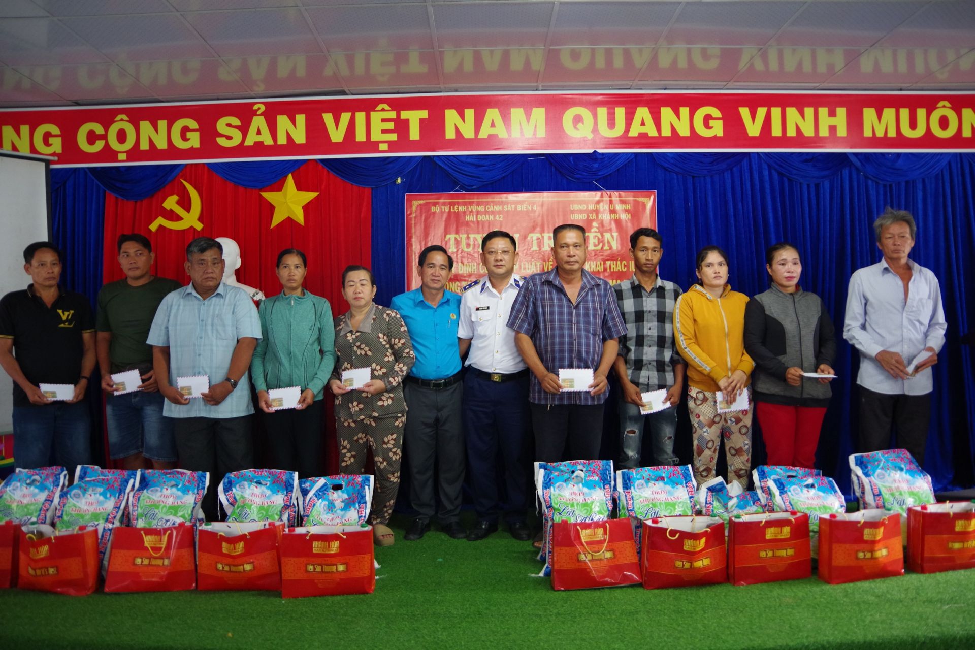 Cán bộ Hải đoàn 42 tặng quà cho bà con ngư dân