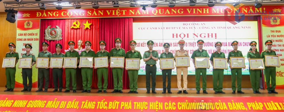 Thừa ủy quyền của Chủ tịch UBND tỉnh Quảng Ninh, Đại tá Trần Văn Phúc, Giám đốc Công an tỉnh trao Bằng khen của UBND tỉnh tặng các cá nhân thuộc Công an tỉnh đã có thành tích trong đấu tranh chuyên án.