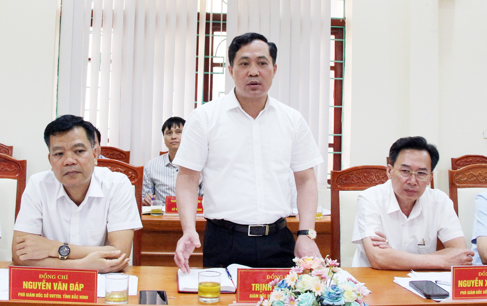 Giám đốc Sở Văn hóa, Thể thao và Du lịch Bắc Ninh Trịnh Hữu Hùng phát biểu tại hội nghị. Giám đốc Sở Văn hóa, Thể thao và Du lịch Bắc Ninh Trịnh Hữu Hùng phát biểu tại hội nghị.