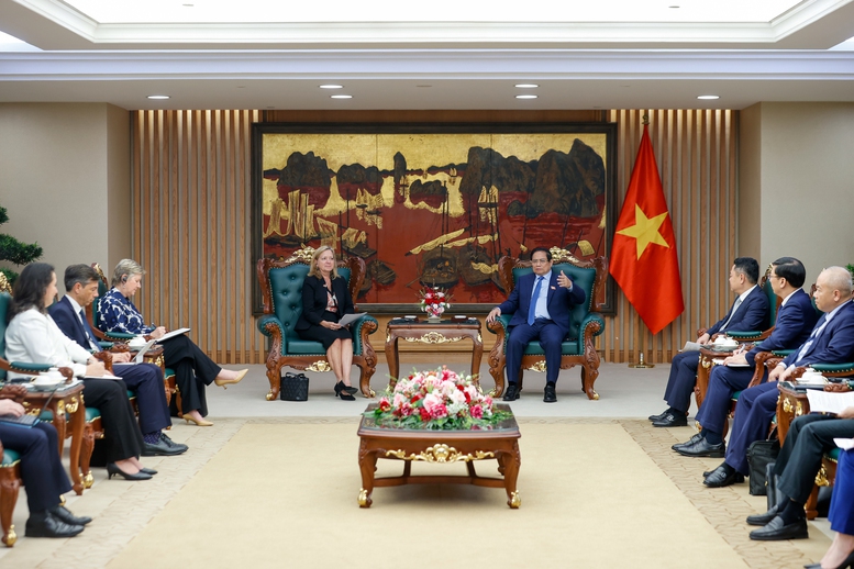 Nhất trí với những nội dung mà Thủ tướng đề cập, cũng là những nội dung được WB rất quan tâm, bà Mariam J. Sherman thống nhất với những ưu tiên của Chính phủ Việt Nam, cho biết sẽ báo cáo lên Chủ tịch WB các ý kiến này, đặc biệt là phát triển hạ tầng chiến lược, hỗ trợ khu vực tư nhân… - Ảnh: VGP/Nhật Bắc Nhất trí với những nội dung mà Thủ tướng đề cập, cũng là những nội dung được WB rất quan tâm, bà Mariam J. Sherman thống nhất với những ưu tiên của Chính phủ Việt Nam, cho biết sẽ báo cáo lên Chủ tịch WB các ý kiến này, đặc biệt là phát triển hạ tầng chiến lược, hỗ trợ khu vực tư nhân… - Ảnh: VGP/Nhật Bắc
