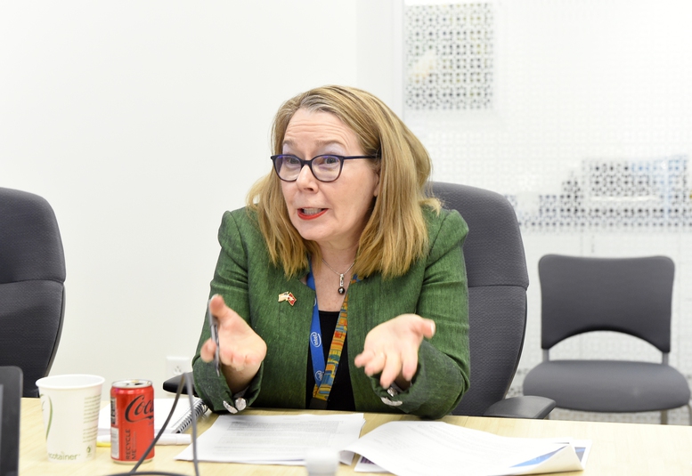 Bà Sarah Kemp – Phó Chủ tịch phụ trách đối ngoại chính phủ của Tập đoàn Intel trao đổi tại buổi làm việc