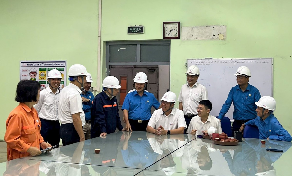 Đoàn công tác của EVNGENCO1 trò chuyện, thăm hỏi người lao động đơn vị Đoàn công tác của EVNGENCO1 trò chuyện, thăm hỏi người lao động đơn vị