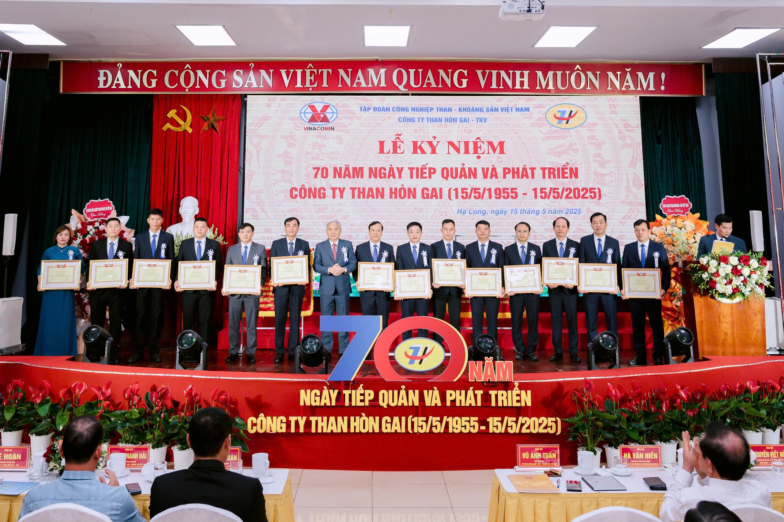Tập đoàn Công nghiệp Than-Khoáng sản Việt Nam tặng Bằng khen cho các tập thể và cá nhân có thành tích xuất sắc trong sản xuất kinh doanh. Tập đoàn Công nghiệp Than-Khoáng sản Việt Nam tặng Bằng khen cho các tập thể và cá nhân có thành tích xuất sắc trong sản xuất kinh doanh.