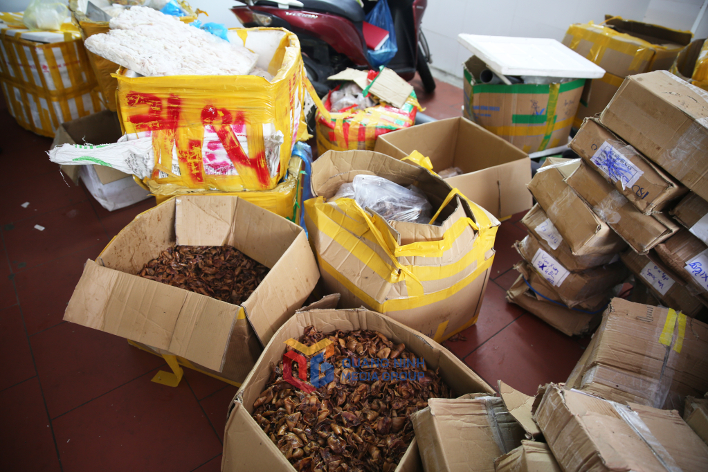 Số thực phẩm không rõ nguồn gốc bị thu giữ. Số thực phẩm không rõ nguồn gốc bị thu giữ.