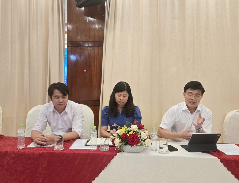 Ông Vũ Hồng Thuấn (phải) phát biểu tại buổi làm việc