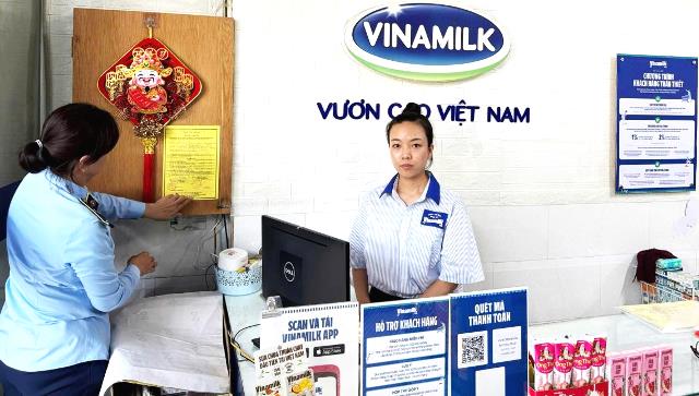 Lực lượng QLTT TP Đà Nẵng tỏ chức ký cam kết không mua bán sữa bột giả đối với 1 doanh nghiệp phân phối sản phẩm sữa trên địa bàn TP. Lực lượng QLTT TP Đà Nẵng tỏ chức ký cam kết không mua bán sữa bột giả đối với 1 doanh nghiệp phân phối sản phẩm sữa trên địa bàn TP.