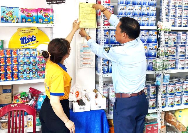 1 hộ kinh doanh sản phẩm sữa trên địa bàn thành phố thực hiện ký cam kết không mua bán sữa bột giả. 1 hộ kinh doanh sản phẩm sữa trên địa bàn thành phố thực hiện ký cam kết không mua bán sữa bột giả.