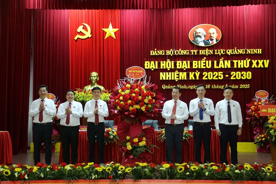 Ủy viên Ban Chấp hành Đảng bộ tỉnh, Phó Bí thư Đảng ủy UBND tỉnh Quảng Ninh Trần Như Long tặng hoa chúc mừng Đại hội