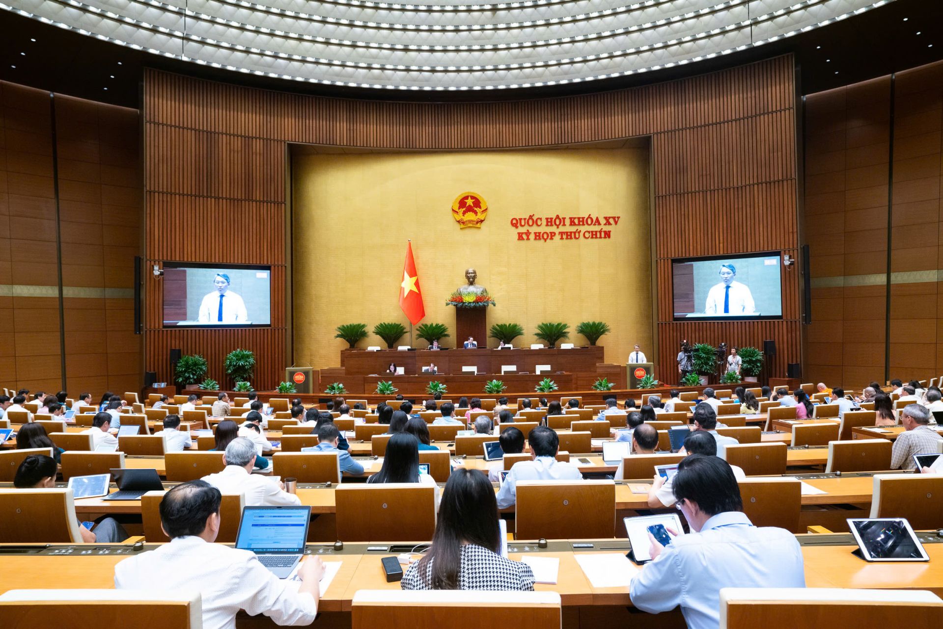 Hôm nay, Quốc hội thảo luận 3 Nghị quyết, 1 dự án Luật và nghe 2 báo cáo