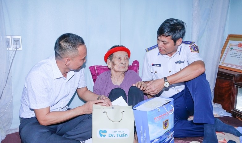 Đại diện Bộ Tư lệnh Vùng Cảnh sát biển 1 thăm và tặng quà cho mẹ Việt Nam anh hùng Đặng Thị Xoan, 104 tuổi ở xã Đại Hùng.