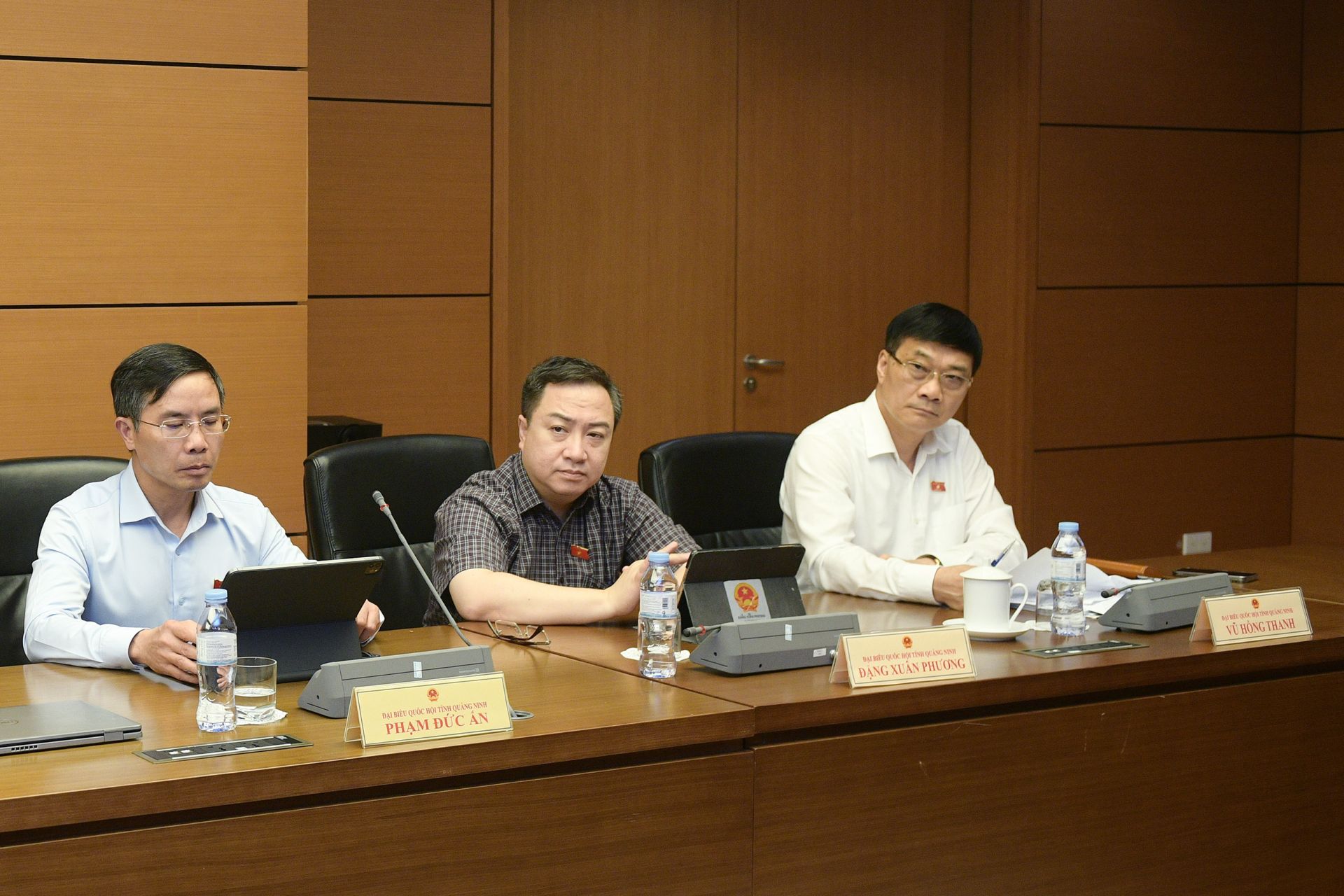 Các đại biểu tham gia Phiên thảo luận tại Tổ 9 Các đại biểu tham gia Phiên thảo luận tại Tổ 9