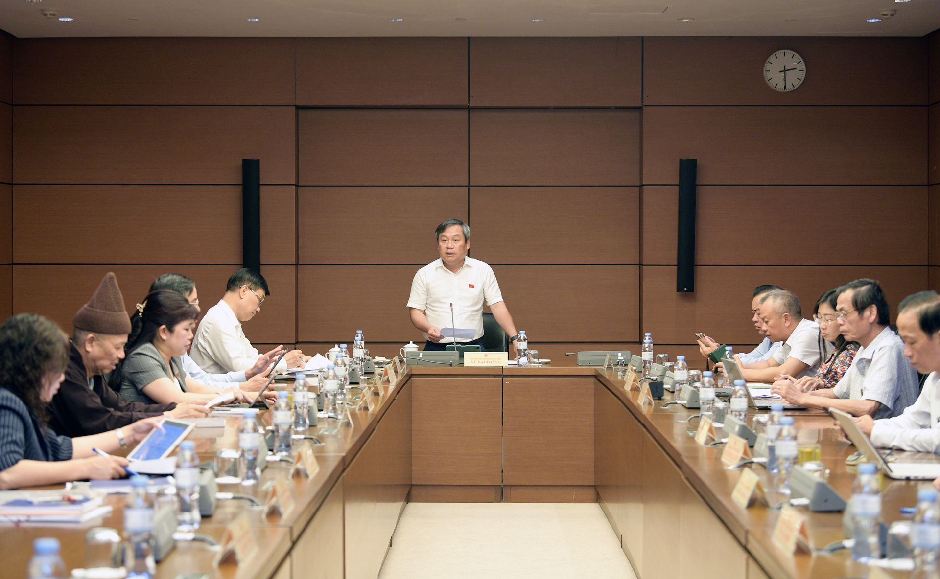 Phó Chủ tịch Quốc hội Vũ Hồng Thanh: Đề nghị bỏ quy định UBND cấp xã ban hành quyết định để thực hiện phân cấp
