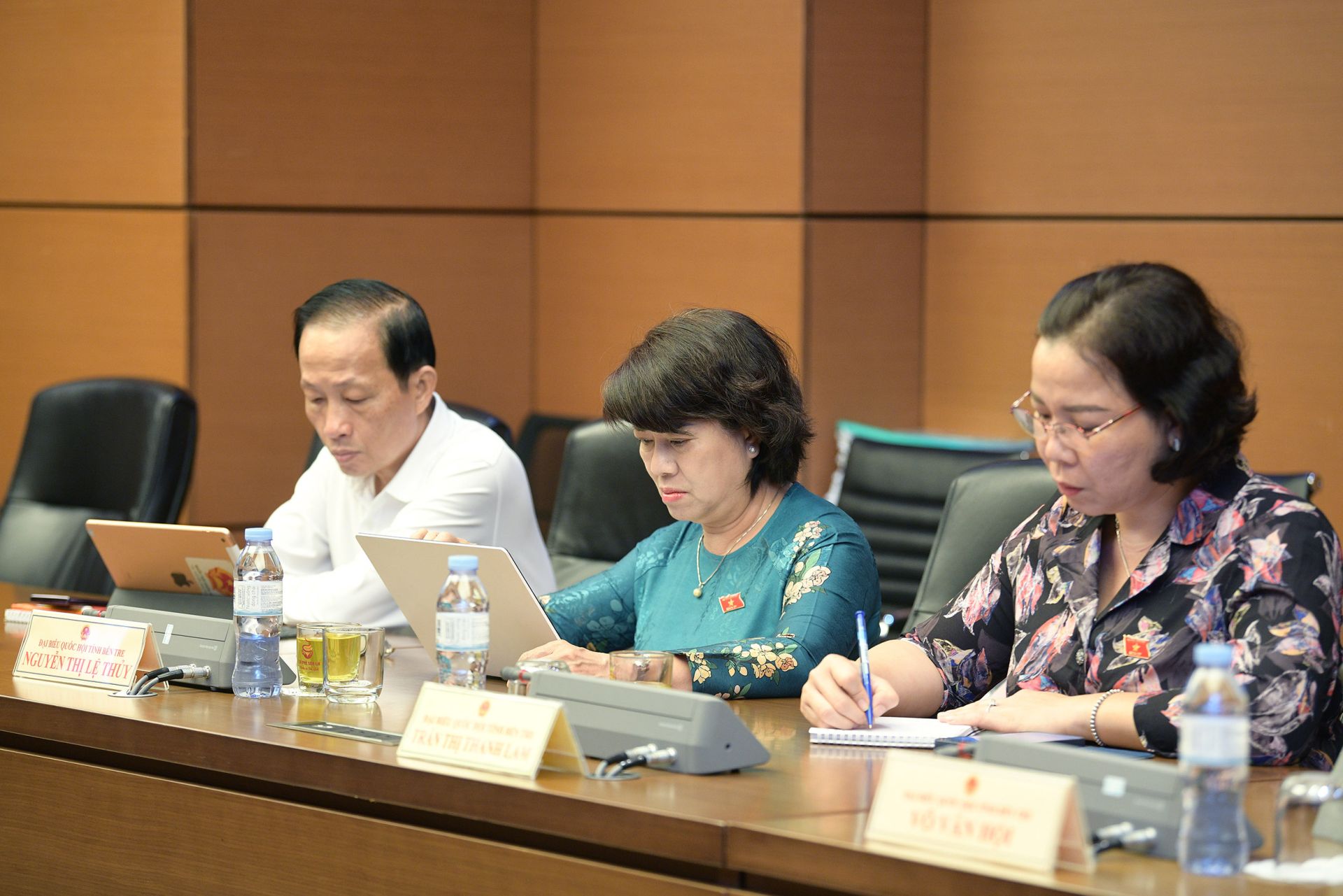 Các đại biểu tham gia Phiên thảo luận tại Tổ 9 Các đại biểu tham gia Phiên thảo luận tại Tổ 9