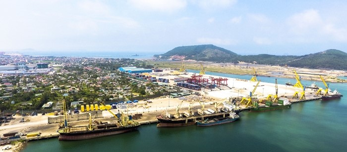 Hệ thống cảng biển và một góc Khu Kinh tế Nghi Sơn đang phát triển năng động.