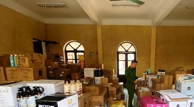 Kiểm tra kho hàng phát hiện số lượng lớn mỹ phẩm không có hóa đơn Kiểm tra kho hàng phát hiện số lượng lớn mỹ phẩm không có hóa đơn