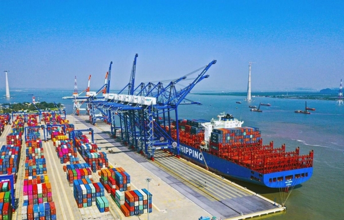 Bốc dỡ hàng hóa tại Cảng Nghi sơn, tỉnh Thanh Hóa