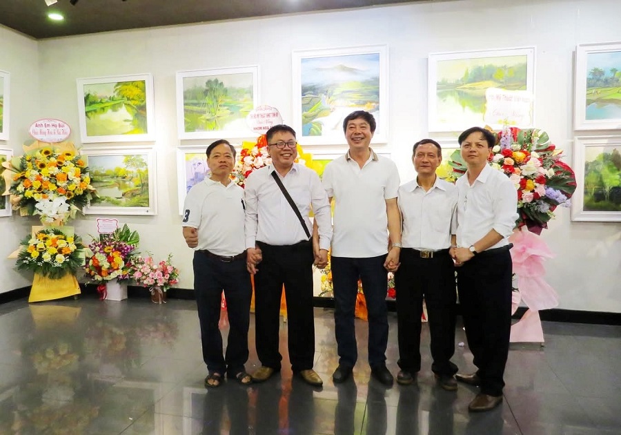 5 họa sĩ Nhóm trực họa (từ trái qua phải): Họa sĩ Bùi Hiếu, Họa sĩ Nguyễn Công Tước, Họa sĩ Lê Chung, Họa sĩ Nguyễn Thơm và Họa sĩ Đỗ Mạnh Hà 5 họa sĩ Nhóm trực họa (từ trái qua phải): Họa sĩ Bùi Hiếu, Họa sĩ Nguyễn Công Tước, Họa sĩ Lê Chung, Họa sĩ Nguyễn Thơm và Họa sĩ Đỗ Mạnh Hà