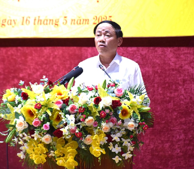 Ông Phạm Anh Tuấn trình bày Báo cáo Tổng kết phong trào thi đua thực hiện XNT-NDN và hỗ trợ cải thiện nhà ở cho người có công với cách mạng và thân nhân liệt sĩ. Ảnh: VH