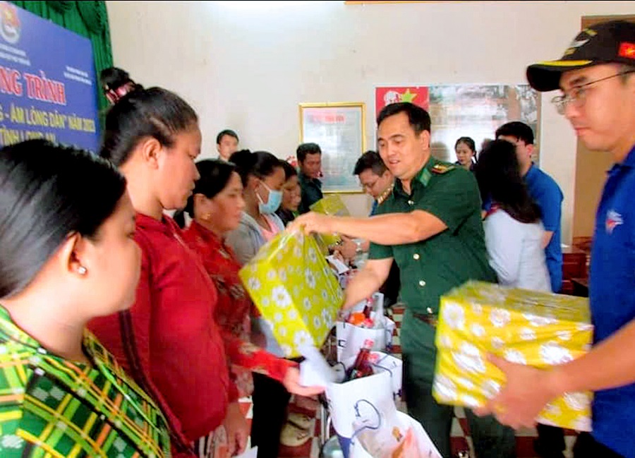 Đơn vị phối hợp tặng quà cho bà con nhân dân khó khăn trên địa bàn