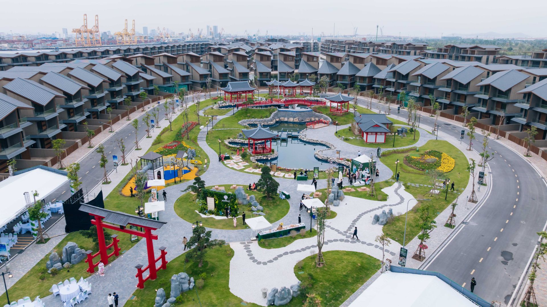 Chỉ trong 2 ngày đầu tiên mở bán, The Komorebi đã ghi nhận doanh thu hơn 1.200 tỷ đồng Chỉ trong 2 ngày đầu tiên mở bán, The Komorebi đã ghi nhận doanh thu hơn 1.200 tỷ đồng