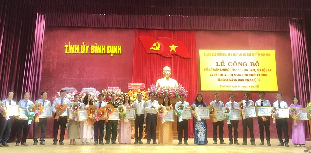 Các tập thể, cá nhân nhận Bằng khen của UBND tỉnh Bình Định. Ảnh: Viết Hiền