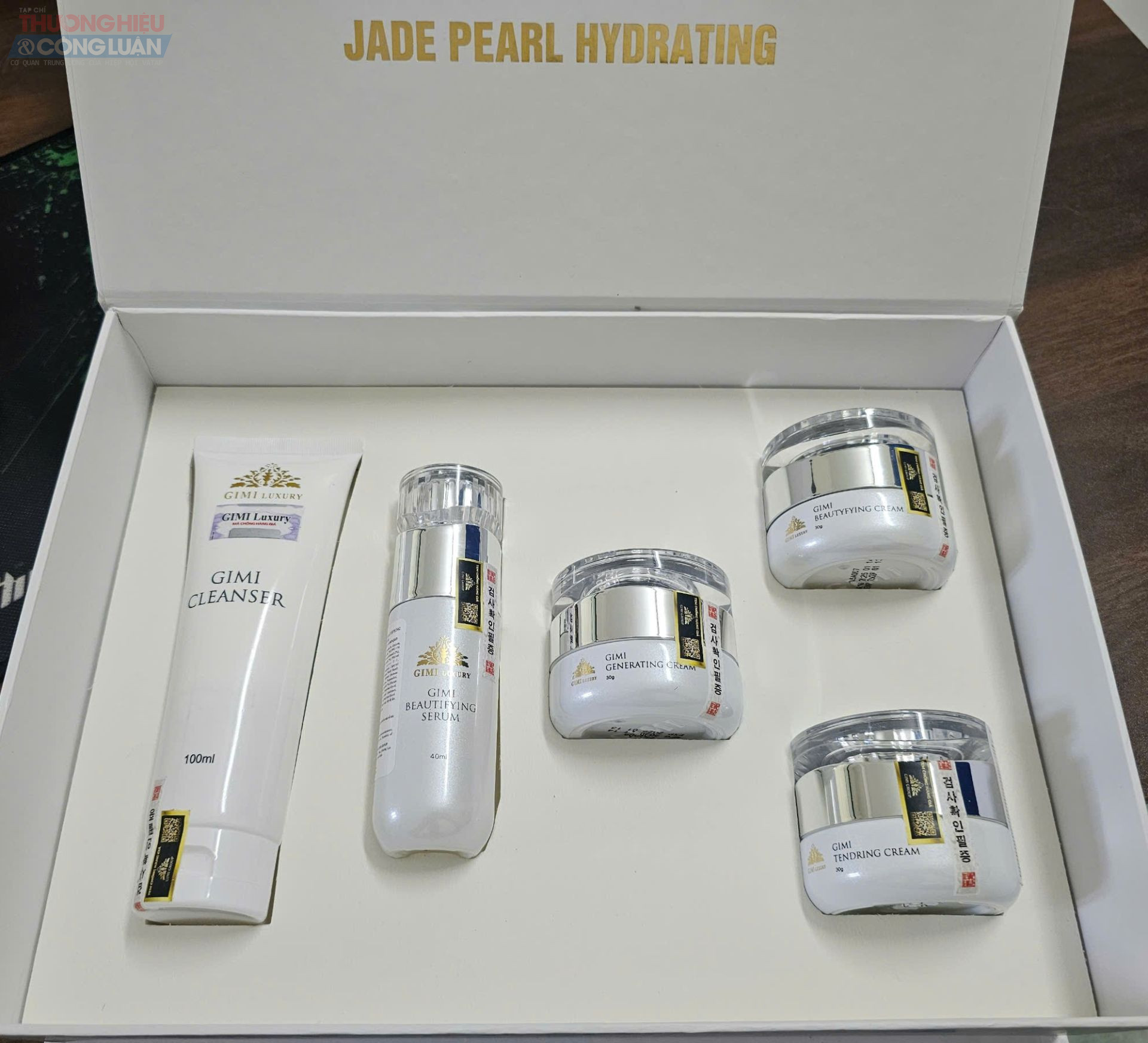 Bộ sản phẩm GIMI LUXURY JADE PEARL HYDRATING với tên một đằng nhưng nhãn phụ lại một kiểu
