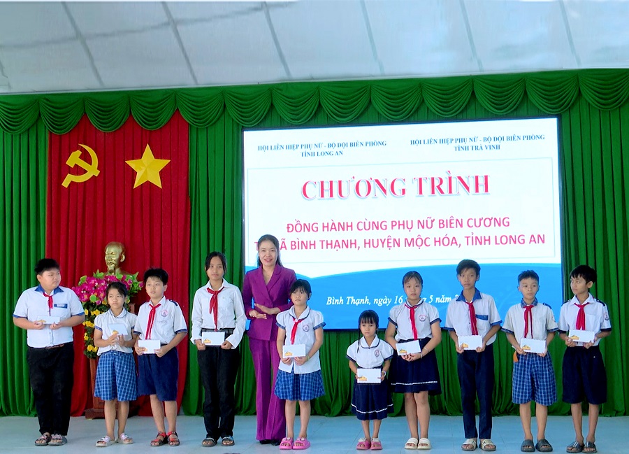 Bà Trịnh Thị Phương – Phó Chủ tịch Hội LHPN tỉnh Trà Vinh trao học bổng cho học sinh nghèo, hiếu học Bà Trịnh Thị Phương – Phó Chủ tịch Hội LHPN tỉnh Trà Vinh trao học bổng cho học sinh nghèo, hiếu học