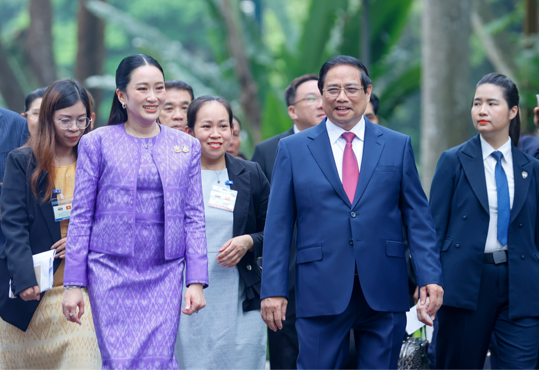 Sau Lễ đón, hai Thủ tướng di chuyển tới Trụ sở Chính phủ để tiến hành hội đàm - Ảnh: VGP/Nhật Bắc Sau Lễ đón, hai Thủ tướng di chuyển tới Trụ sở Chính phủ để tiến hành hội đàm - Ảnh: VGP/Nhật Bắc