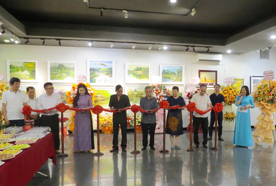 Cắt băng Khai mạc Triển lãm (từ trái qua phải): Họa sĩ Vũ Ngọc Long, Họa sĩ Mai Thị Ngọc Oanh, Họa sĩ Lương Xuân Đoàn, Nhà thơ Hải Thanh, Nhà báo Nguyễn Thị Thanh Vĩnh, Họa sĩ Nguyễn Thơm Cắt băng Khai mạc Triển lãm (từ trái qua phải): Họa sĩ Vũ Ngọc Long, Họa sĩ Mai Thị Ngọc Oanh, Họa sĩ Lương Xuân Đoàn, Nhà thơ Hải Thanh, Nhà báo Nguyễn Thị Thanh Vĩnh, Họa sĩ Nguyễn Thơm