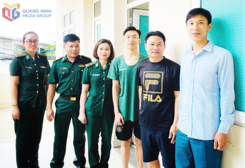 Cán bộ Đồn Biên phòng cửa khẩu cảng Hòn Gai và gia đình nạn nhân.