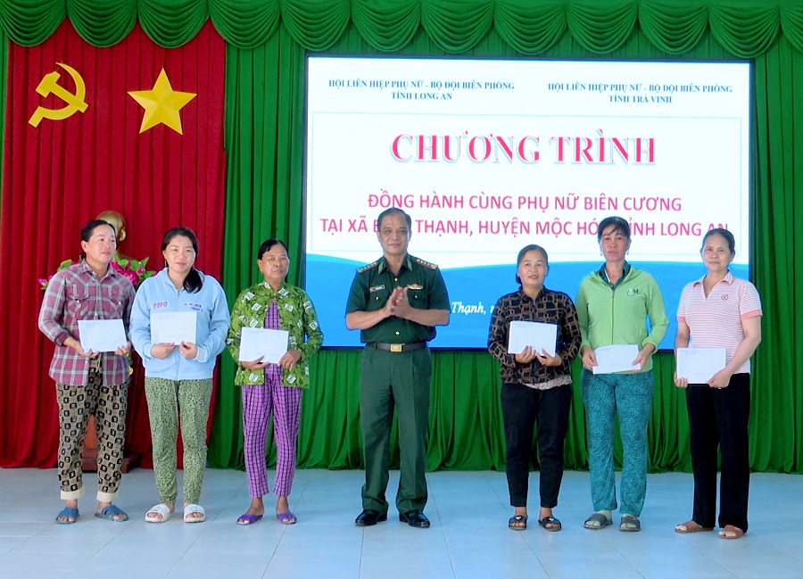 Đại tá Trần Văn Oanh – Phó Chính ủy BĐBP tỉnh Trà Vinh trao nguồn lực hỗ trợ thực hiện mô hình sinh kế cho hội viên, phụ nữ nghèo Đại tá Trần Văn Oanh – Phó Chính ủy BĐBP tỉnh Trà Vinh trao nguồn lực hỗ trợ thực hiện mô hình sinh kế cho hội viên, phụ nữ nghèo