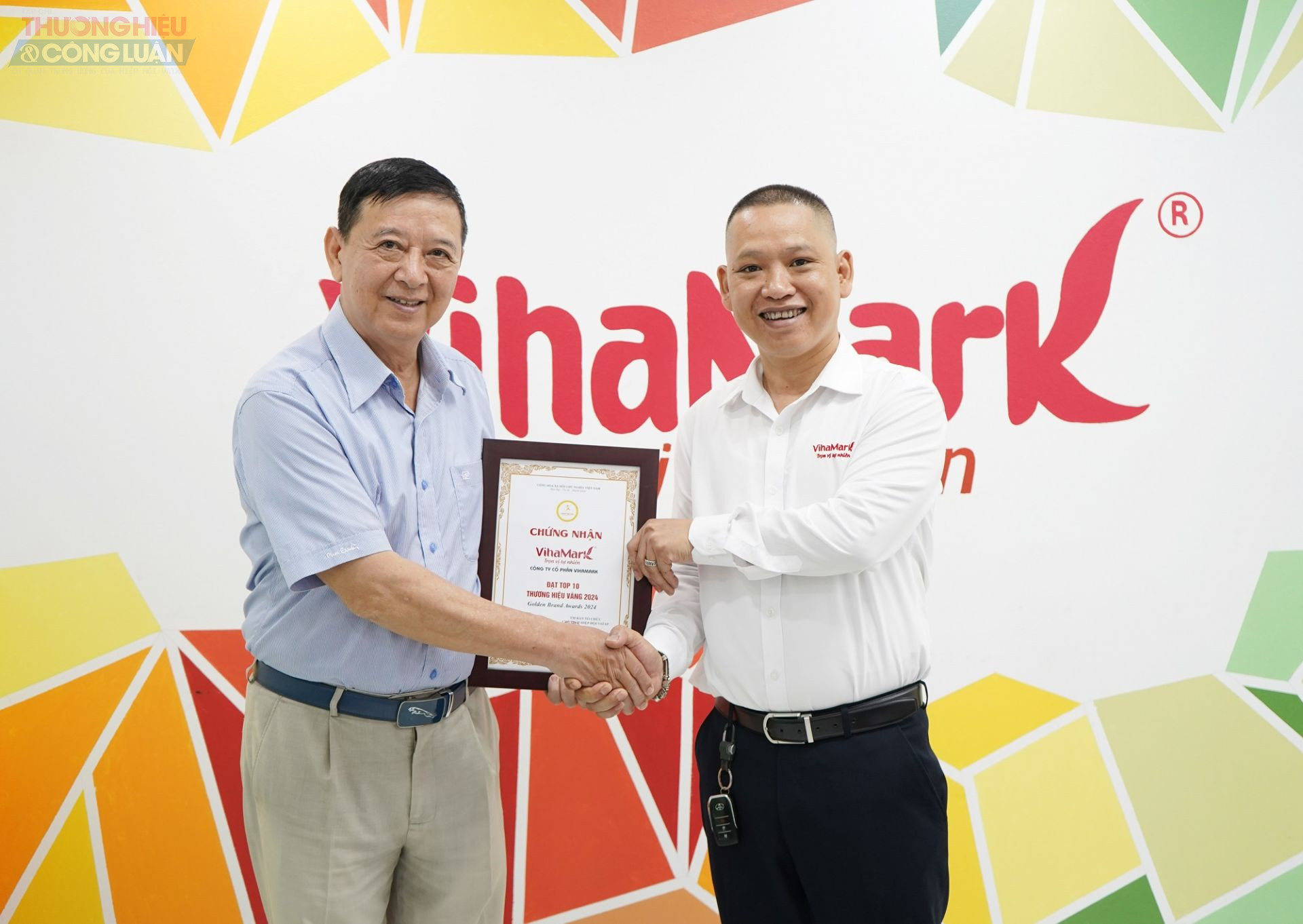 Đại diện thương hiệu VIHAMARK Bùi Thái Hùng, Giám đốc bán hàng miền Bắc nhận giải thưởng Top 10 Thương hiệu Vàng 2024.