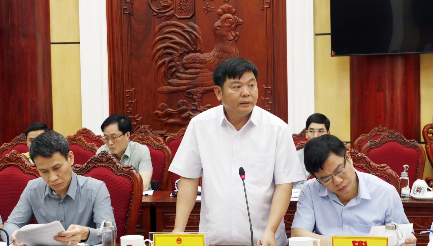 Giám đốc Sở Nông nghiệp và Môi trường Hồ Nguyên Hồng báo cáo tại Hội nghị. Giám đốc Sở Nông nghiệp và Môi trường Hồ Nguyên Hồng báo cáo tại Hội nghị.