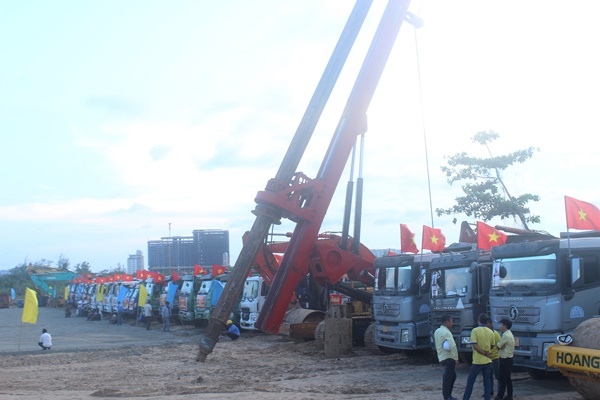 Hình ảnh máy móc thiết bị được huy động và sẵn sàng thi công