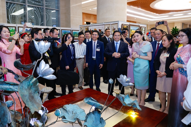 Thủ tướng Phạm Minh Chính cùng Thủ tướng Thái Lan tham quan triển lãm sản phẩm thủ công mỹ nghệ Việt Nam