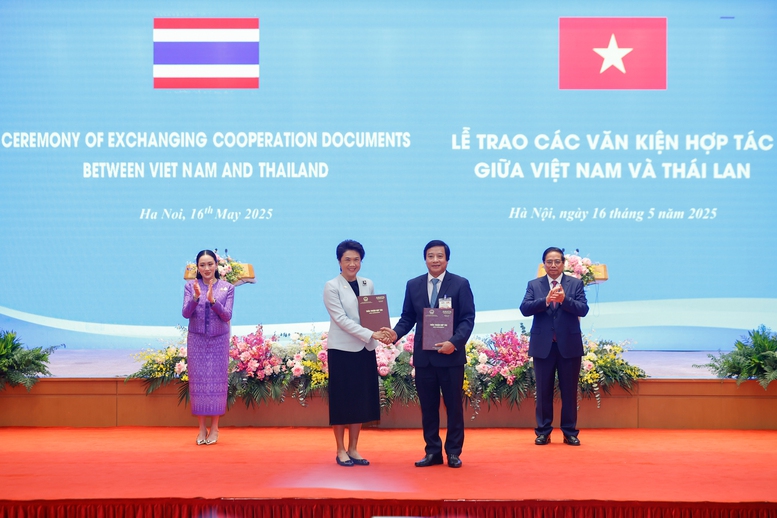 Thủ tướng Phạm Minh Chính và Thủ tướng Thái Lan Paetongtarn Shinawatra chứng kiến trao Biên bản ghi nhớ hợp tác đầu tư chiến lược giữa UBND tỉnh Phú Thọ và Tập đoàn Amata Việt Nam - Ảnh: VGP/Nhật Bắc