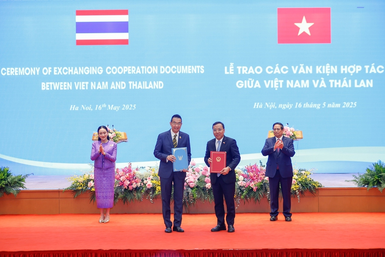 Thủ tướng Phạm Minh Chính và Thủ tướng Thái Lan Paetongtarn Shinawatra chứng kiến trao Bản ghi nhớ giữa Bộ Công Thương Việt Nam và Bộ Thương mại Thái Lan về hợp tác trong lĩnh vực kinh tế và thương mại - Ảnh: VGP/Nhật Bắc