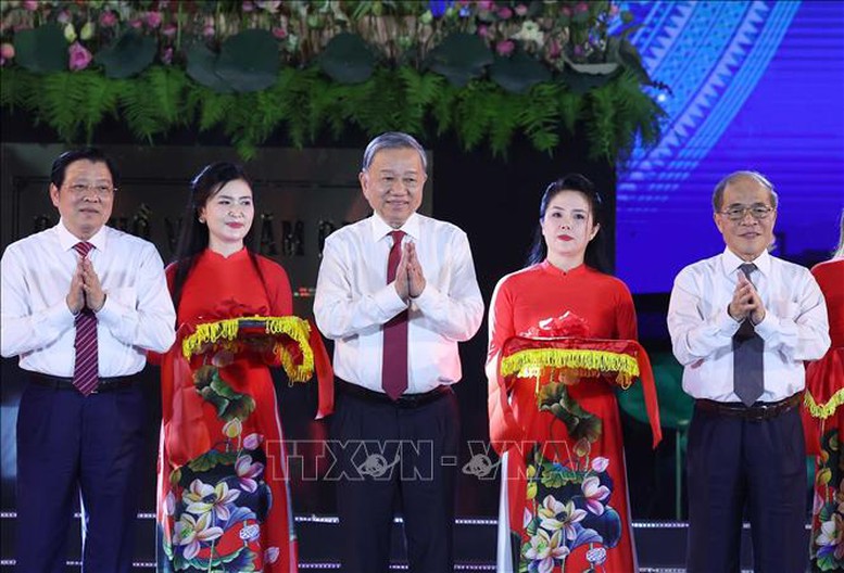 Tổng Bí thư Tô Lâm và các đại biểu thực hiện nghi thức cắt băng khánh thành tượng “Bác Hồ về thăm quê” - Ảnh: TTXVN Tổng Bí thư Tô Lâm và các đại biểu thực hiện nghi thức cắt băng khánh thành tượng “Bác Hồ về thăm quê” - Ảnh: TTXVN