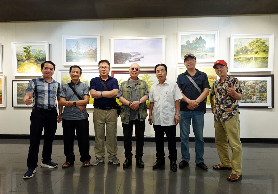 Tác giả Dương Sơn cùng anh em tại Triển lãm (từ trái sang phải): Nhà thơ Ngô Kim Đỉnh, Họa sĩ Lê Chung, Họa sĩ Đỗ Ngọc Dũng, Họa sĩ Thành Chương, Họa sĩ Nguyễn Thơm và Họa sĩ Nguyễn Công Tước Tác giả Dương Sơn cùng anh em tại Triển lãm (từ trái sang phải): Nhà thơ Ngô Kim Đỉnh, Họa sĩ Lê Chung, Họa sĩ Đỗ Ngọc Dũng, Họa sĩ Thành Chương, Họa sĩ Nguyễn Thơm và Họa sĩ Nguyễn Công Tước