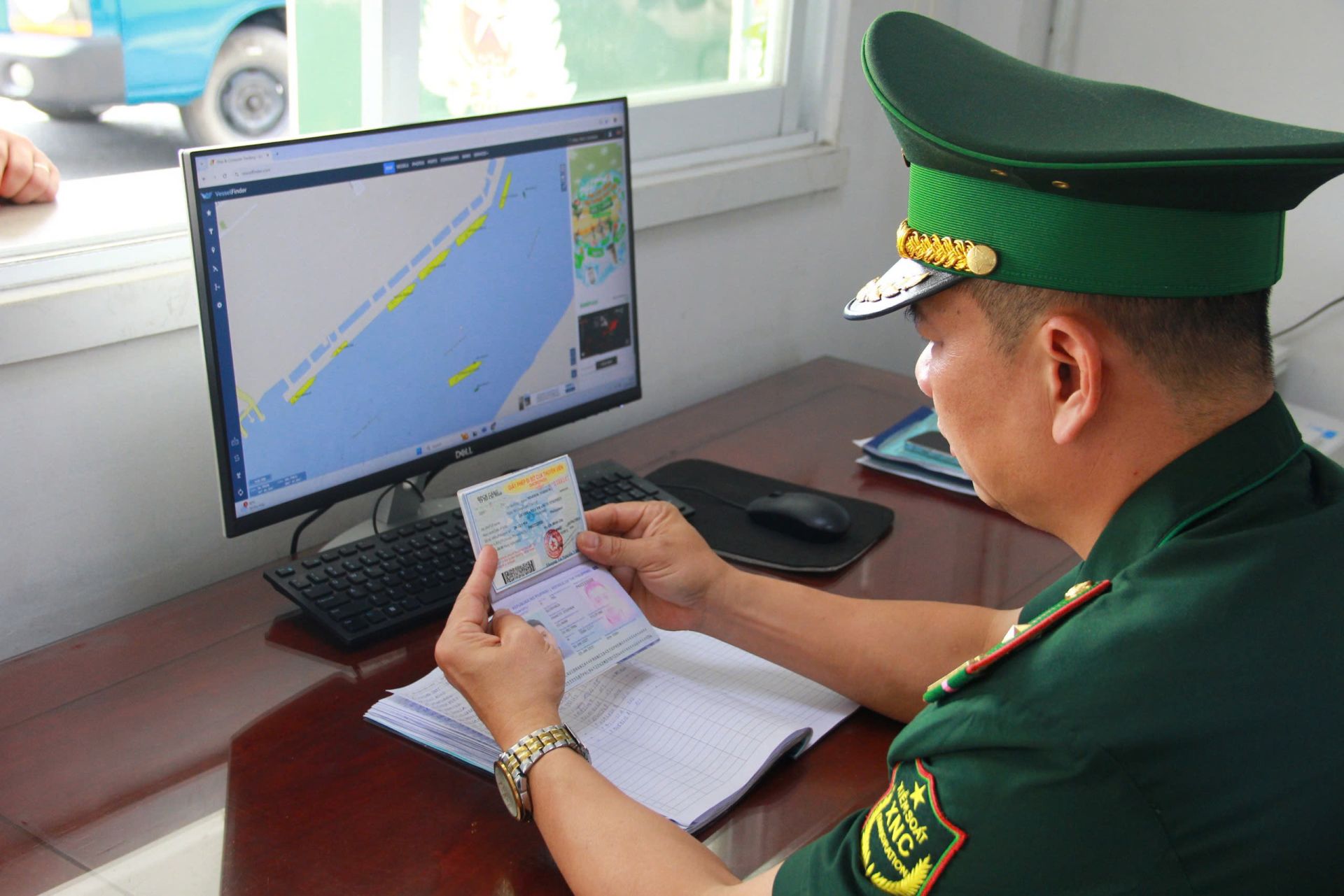 Công tác phối hợp với các lực lượng như Hải quan, Công an, Cảnh sát biển được Biên phòng Cửa khẩu Cảng TP. HCM thực hiện thường xuyên thông qua các hoạt động kiểm tra container hàng hóa xuất nhập khẩu tại cảng Cát Lái Công tác phối hợp với các lực lượng như Hải quan, Công an, Cảnh sát biển được Biên phòng Cửa khẩu Cảng TP. HCM thực hiện thường xuyên thông qua các hoạt động kiểm tra container hàng hóa xuất nhập khẩu tại cảng Cát Lái