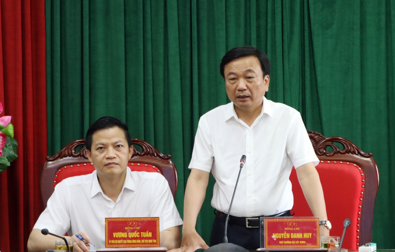 Thứ trưởng Bộ Xây dựng Nguyễn Danh Huy phát biểu tại hội nghị.