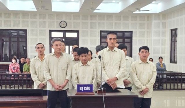 TAND TP Đà Nẵng đưa ra xét xử 13 đối tượng trong đường dây sản xuất, buôn bán sách giáo khoa giả với quy mô hơn 1,6 triệu cuốn sách thành phẩm. TAND TP Đà Nẵng đưa ra xét xử 13 đối tượng trong đường dây sản xuất, buôn bán sách giáo khoa giả với quy mô hơn 1,6 triệu cuốn sách thành phẩm.