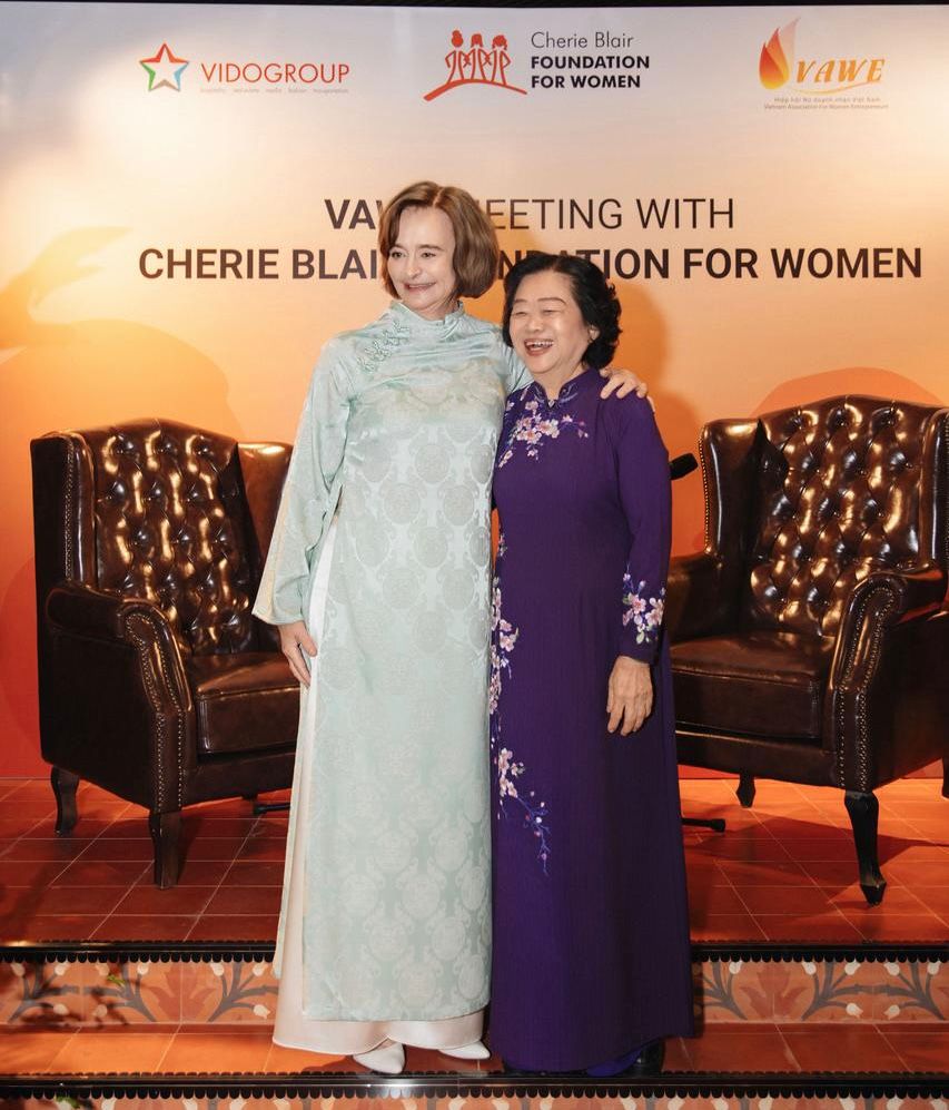 1. Bà Trương Mỹ Hoa – nguyên Bí thư Trung ương Đảng, nguyên Phó Chủ tịch nước Cộng hòa xã hội chủ nghĩa Việt Nam, nguyên Chủ tịch Hội liên hiệp Phụ nữ Việt Nam cùng với Bà Cherie Blair - phu nhân cựu Thủ tướng Anh Tony Blair 1. Bà Trương Mỹ Hoa – nguyên Bí thư Trung ương Đảng, nguyên Phó Chủ tịch nước Cộng hòa xã hội chủ nghĩa Việt Nam, nguyên Chủ tịch Hội liên hiệp Phụ nữ Việt Nam cùng với Bà Cherie Blair - phu nhân cựu Thủ tướng Anh Tony Blair