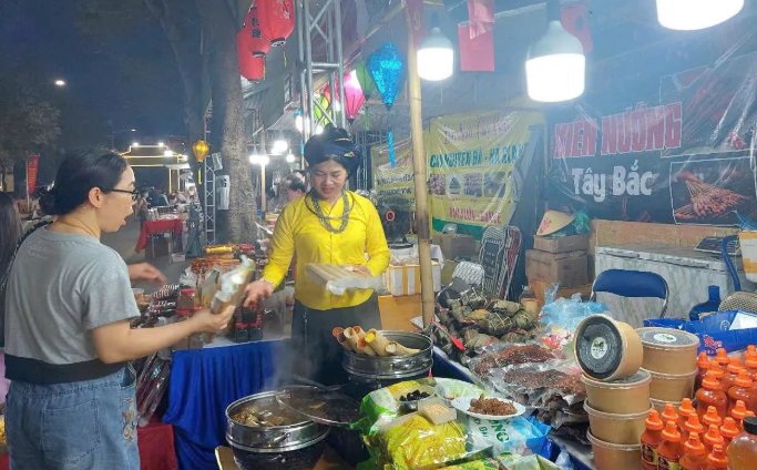 Người dân hào hứng tham quan, mua sắm tại sự kiện.