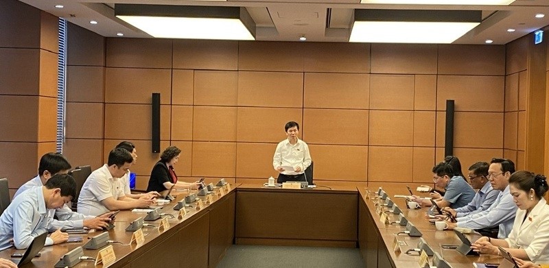 Các đại biểu tham gia thảo luận tại tổ.